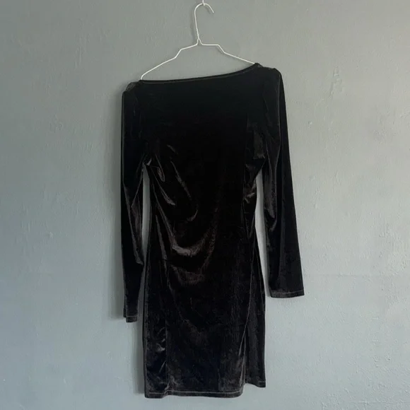 VELVET BLACK BODYCON MINI DRESS UNKNOWN BRAND MEDIUM - Picture 2 of 3